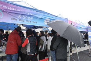 대상을 받은 ‘진수송찬’ 팀의 부스로 사람들이 몰려들고 있다.