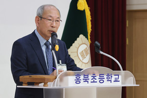 한관우 홍북초등학교총동문회장이 정기총회에 참석한 동문과 모교 교육가족에게 인사말을 전하고 있다.