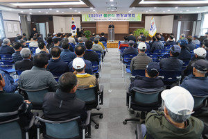 지난 16일 2025 한국농어촌공사 예산지사 물관리 현장 설명회에서 최재구 군수가 농민들에게 장마철이 오기 전 배수로 정비에 협조해 줄 것을 당부하고 있다.