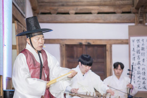 홍성군청 안회당에서 열렸던 ‘제1회 한성준 광대전’에서, 문철기 소리꾼의 모습.&nbsp;