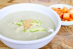 콩국수와 김치. 남은 김장 김치가 모두 소진되면, 이후 여름내 열무김치가 나온다.
