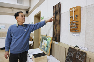 &nbsp;박상용 작가가 작품을 설명하고 있다.