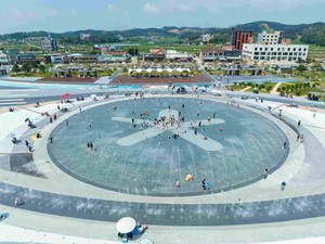 홍성 남당항 해양분수공원 음악분수 전경.