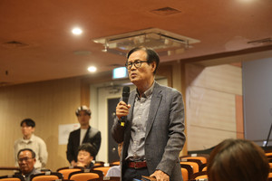 예산군 설명회에서 한 주민이 사업내용에 대한 질문을 하고 있다.