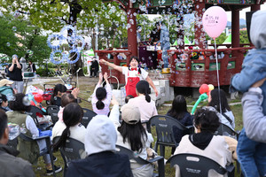지난 주말 홍주읍성 일원에서 열린 ‘2025 홍성역사인물축제×어린이날 큰잔치’에서 아이들이 좋아하는 마술쇼와 풍선아트 공연, 비눗방울쇼가 펼쳐지며 동심의 세계로 빠져들었다.