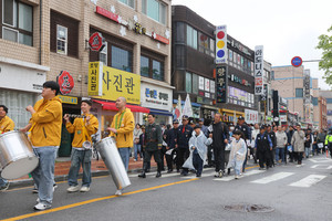 ‘만해와 백야 희망의 퍼레이드’, 조양문을 향해 행진하고 있다.