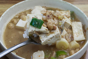웰빙매운해물칼국수의 청국장은 식감과 맛, 풍미가 모두 부드럽다.
