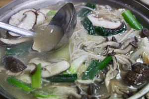 두부버섯쇠고기전골, 담백하고 깊은 국물에 몸이 정화되는 맛.