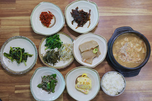 &nbsp;청국장 한상차림, 7가지 담백한 반찬과 구수한 청국장에 금세 한 공기가 비워진다.