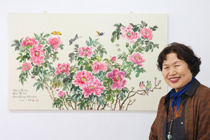 &nbsp;초당(陗堂) 김경숙 화백이 자신의 작품 앞에서 환하게 웃고 있다.