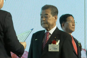 대통령 표창을 수상하고 있는 김용해 한국효도회 부이사장.&nbsp;제53회 어버이날 기념식 유튜브 채널 생중계영상 갈무리
