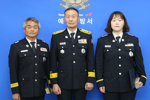 왼쪽부터 이상훈 소방경, 전영수 서장, 신혜인 소방장.