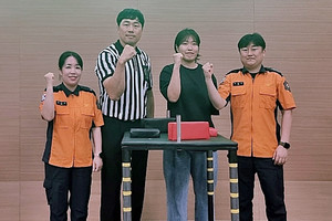 대한민국 팔씨름계 간판스타 남우택 심판(왼쪽에서 두번째)과 여성부 1위를 차지한 박진아 소방사(왼쪽부터 세번째)가 기념사진을 촬영했다.