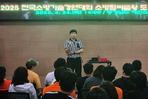 남우택 대한팔씨름연맹(KAF) 심판위원장이 선발전에 앞서 팔씨름대회 규칙 등을 설명하고 있다.