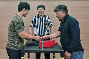 공정한 경기를 위해 악수를 나누는 선수들을 보며 남우택 심판위원장이 환하게 미소짓고 있다.