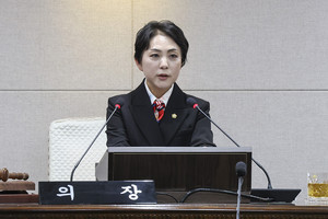 김덕배 의장을 대신해 의사 진행을 수행한 김은미 부의장.