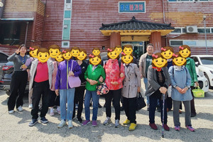 홍성지역 독거 어르신들이 자원봉사자와 함께 특별한 시간을 보내고 있는 모습.