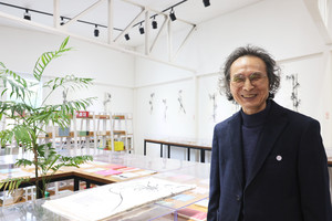노동문학관에서, 정세훈 시인이 환하게 웃고 있다.