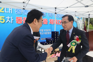 ​​​​​​​이창엽 이임회장에게 감사패가 수여되고 있다.