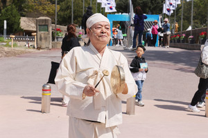 ‘윤봉길 평화축제’에서 구락서 회장이 꽹과리를 치고 있다.