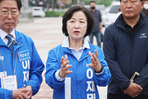 추미애 더불어민주당 공동선대위원장이 예산시장에서 기자들의 질문에 답변하고 있다. 김영정 기자