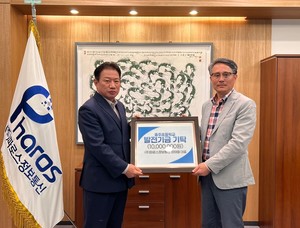 장태철 대표(왼쪽)가 모교인 홍주초등학교(교장 정관호)에 발전기금 1000만 원을 기탁했다.