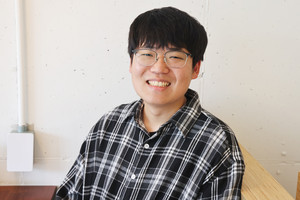 지난 15일 인터뷰를 위해 만난 조건희 군이 밝게 웃고 있다.