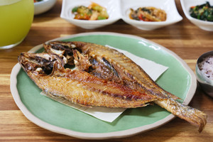 적절한 간에 부드러우면서도 꼬들한 속살과 껍질까지 바삭하게 익은 영광보리굴비.