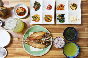 ‘영광보리굴비’ 한상차림. 9가지 반찬과 국, 시원한 녹찻물(유기농)이 함께 나온다.