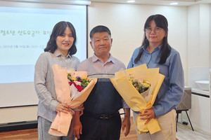 왼쪽부터 김은주 시설장과&nbsp;청로회 이철이 대표, 김은미 시설장이&nbsp;표창패 수상기념 사진을 촬영한 모습.