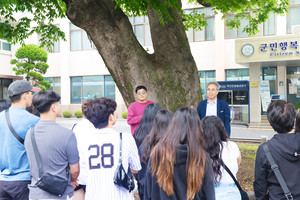 한건택 내포문화관광진흥원장(오른쪽)이 홍성군청에 식재된 느티나무의 역사에 대해 설명하고 있다.
