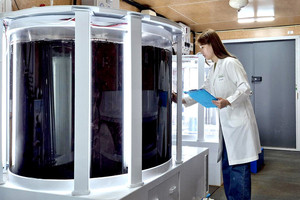 풀무원기술원 연구원이 바이오리액터(Bioreactor)로 불리는 큰 수조 안에서 재배되고 있는 육상양식 김을 연구하고 있다. 풀무원