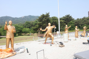 오른쪽부터&nbsp;주요 활동 시기순으로 유관순(1919, 3.1운동), 이동녕(1920, 임시정부 국무총리), 김좌진(1920, 청산리대첩 사령관), 윤봉길(1932, 홍구공원 의거), 임병직(1942, 주미외교위원부 무관보).