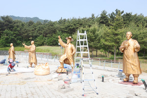보훈공원 내 충혼탑 양 옆으로 충남 독립운동가 조형물이 주요 활동 시기순으로 배치돼 있다. 오른쪽부터 이상재(1896, 독립협회), 민종식(1906, 홍주의병), 이종일(1919, 독립선언서 인쇄와 배포), 한용운(1919, 독립선언서 공약삼장).