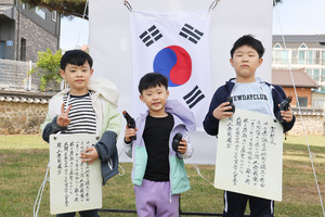 지난달 윤봉길 평화축제에 참여한 어린이들이 윤 의사의 의거 전 모습을 재현하고 있다.
