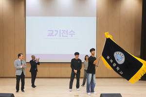 고민준 학생회장이 교기를 힘차게 펄럭이고 있다.