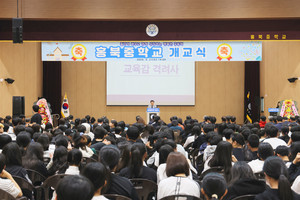 김지철 교육감이 격려사를 이어가고 있다.