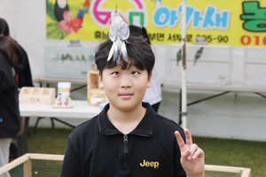 내포중학교 학생이 직업체험부스(사육사)에서 앵무새 사육사 체험을 하고 있다.