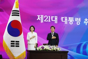 이재명 대통령과 김혜경 여사가 제21대 대통령 취임선서식에서 국기에 경례하고 있다. 대한민국 정책브리핑
