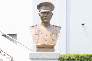 한상국 상사 동상.