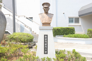 호국영웅 故 한상국 상사의 모교 충남드론항공고등학교에 세워진 동상.