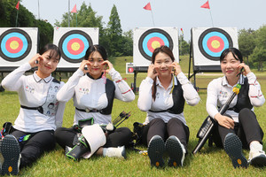 왼쪽부터 이은아, 김세연, 박재희, 한솔 선수가 볼하트를 하며 환하게 웃어보이고 있다.