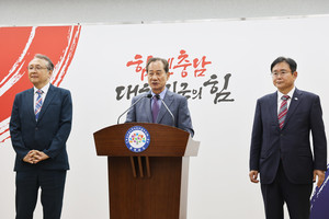 이창기 공동위원장이 기자의 질문에 답변하고 있다. 왼쪽부터 대전·충남 행정통합 민관협의체의 최진혁 기획분과위원장, 이창기·정재근 공동위원장.