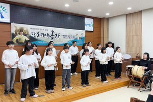 지난 2월 갈산면신활력문화센터에서 임기숙 국악인이 학생들을 지도하고 있다.