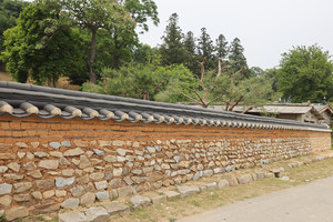 고북 가구리마을엔 100년 흙돌담이 잘 보존되고 있다.