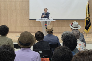 편기범 국제스피치학회장이 ‘평화통일을 준비하는 우리의 자세’라는 주제로 특강을 진행하고 있는 모습.