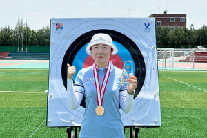 개인전에서 3위를 거머쥔 홍성군청 양궁팀 한솔 선수가 기쁨의 순간을 만끽하고 있다.