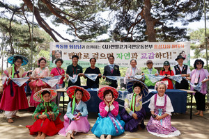 박동창 회장과 이용록 군수, 김용태 홍성지회장과 맨발 걷기 회원들이 커팅식을 위해 손수건을 들고 있다.&nbsp;