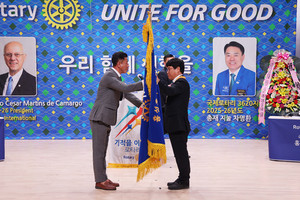 오창영 이임회장(사진 왼쪽)에게 클럽기를 전달받고 있는 한정훈 취임회장.