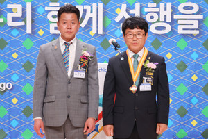 왼쪽부터 오창영 이임회장과 한정훈 취임회장.